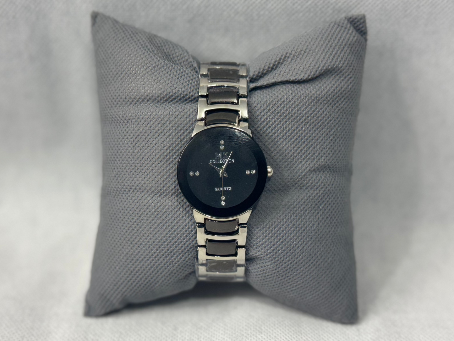 Midnight Elegance – Women’s Black Signature Watch