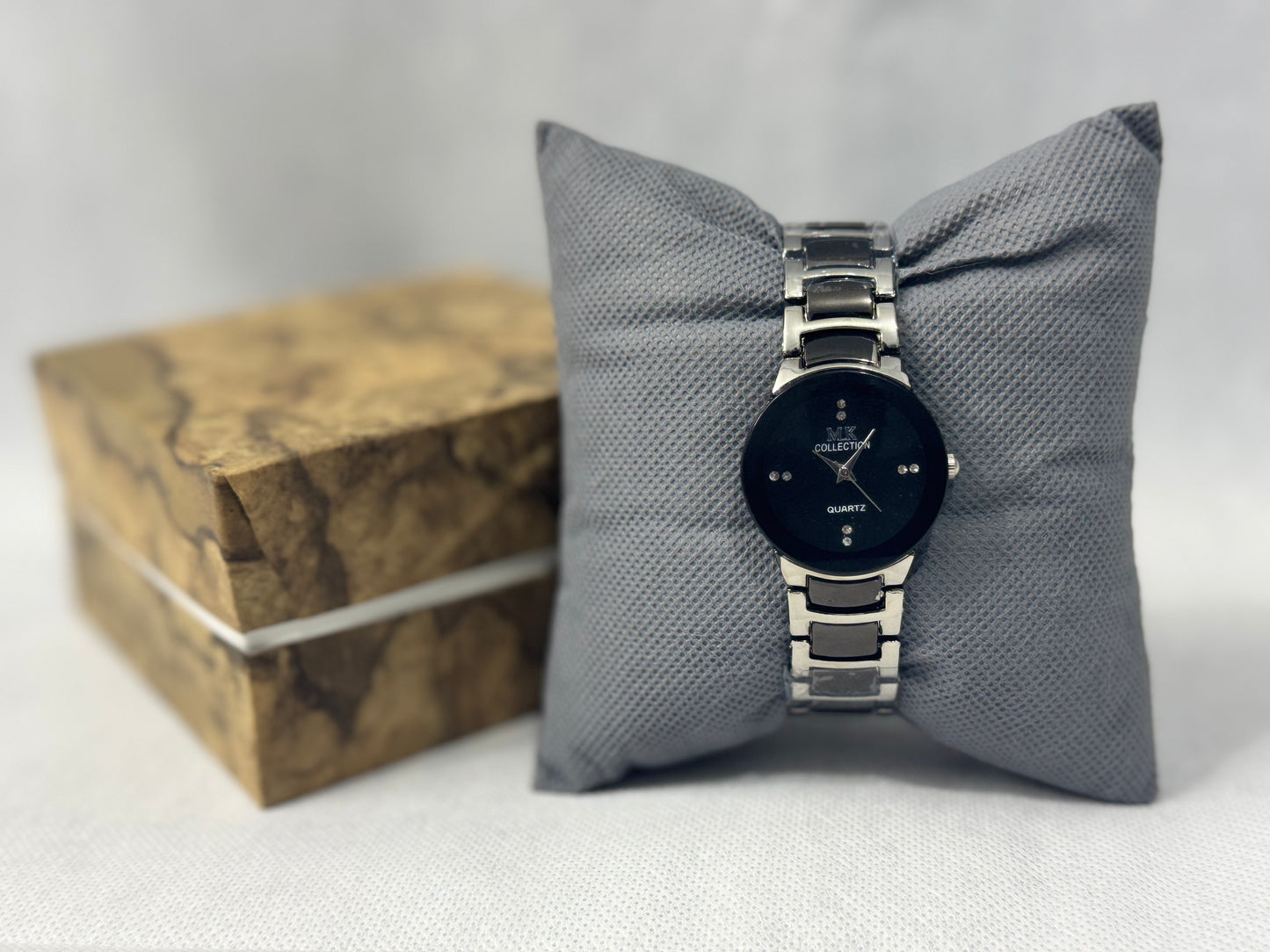 Midnight Elegance – Women’s Black Signature Watch